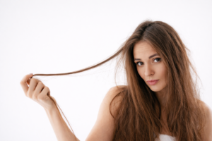 cabello largo sano y brillante tras tratamiento capilar con productos naturales